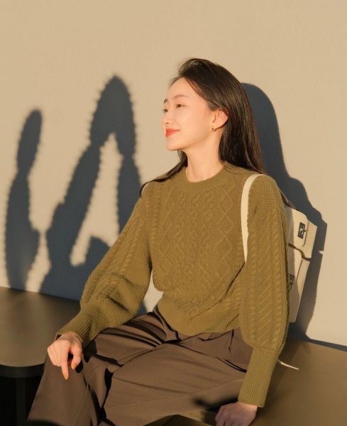 黑色牛仔裤配什么颜色上衣好看