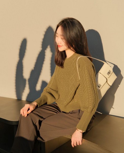 黑色牛仔裤配什么颜色上衣好看