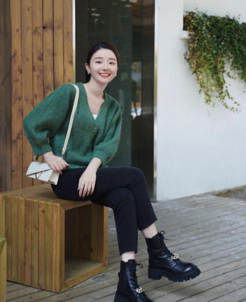 黑色牛仔裤配什么颜色上衣好看