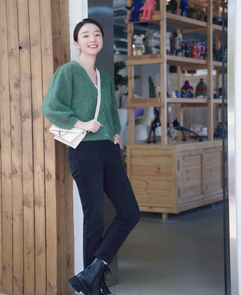 黑色牛仔裤配什么颜色上衣好看