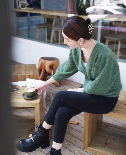 黑色牛仔裤配什么颜色上衣好看