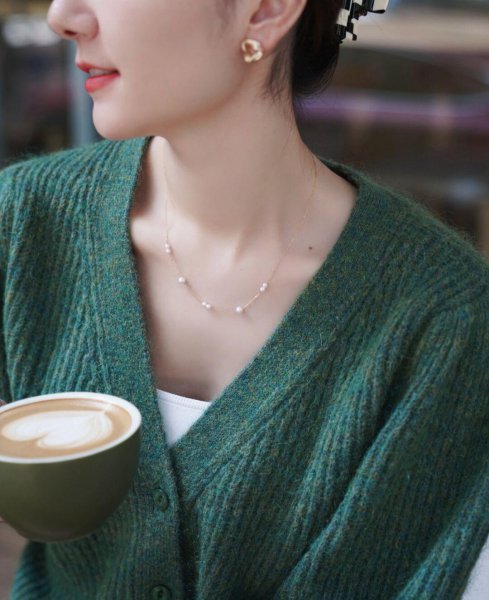 黑色牛仔裤配什么颜色上衣好看