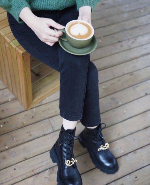 黑色牛仔裤配什么颜色上衣好看