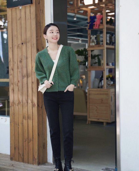 黑色牛仔裤配什么颜色上衣好看