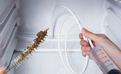 冰箱水孔堵了清理妙招 冰箱水管堵了最有效疏通的办法
