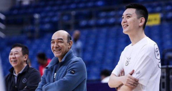 杨鸣妻子是做什么的