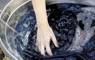 牛仔衣服掉色严重怎么解决