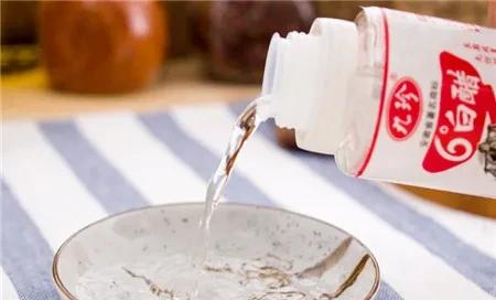 牛仔衣服掉色严重怎么解决