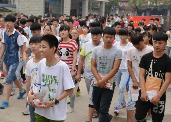 封闭学校一年多少钱初中