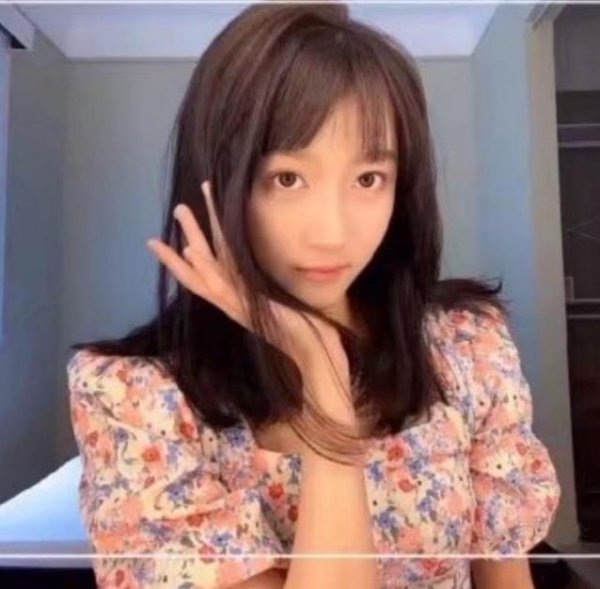 关晓彤喉咙正中间有颗痣