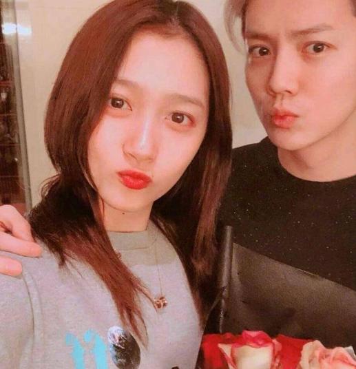 关晓彤喉咙正中间有颗痣