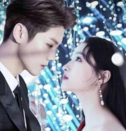 关晓彤喉咙正中间有颗痣