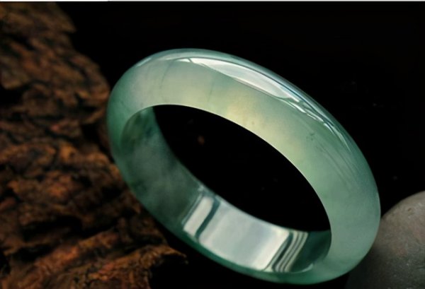 翡翠手镯怎么保养才会越来越通透?