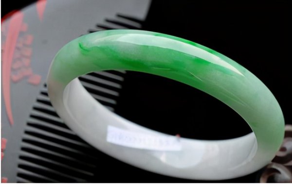 翡翠手镯怎么保养才会越来越通透?