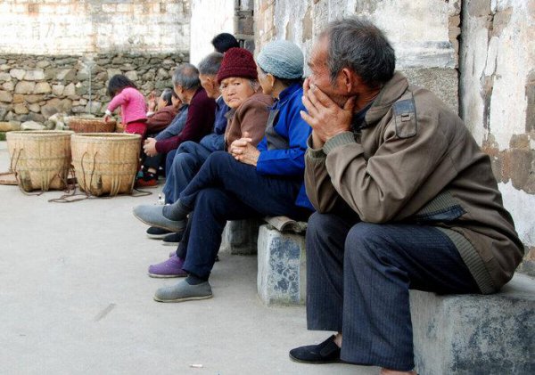 老人去世后张着嘴是吉