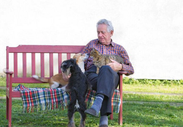 老人去世后张着嘴是吉