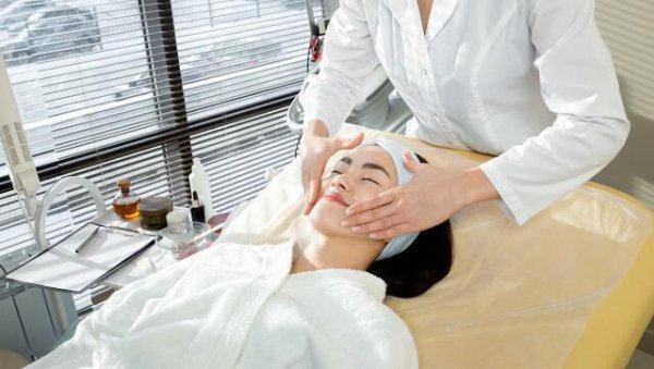 老人去世后张着嘴是吉