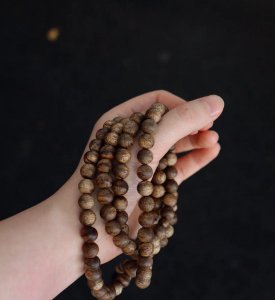 如何识别沉香木手串的好坏 沉香木手串的优劣怎样辨别