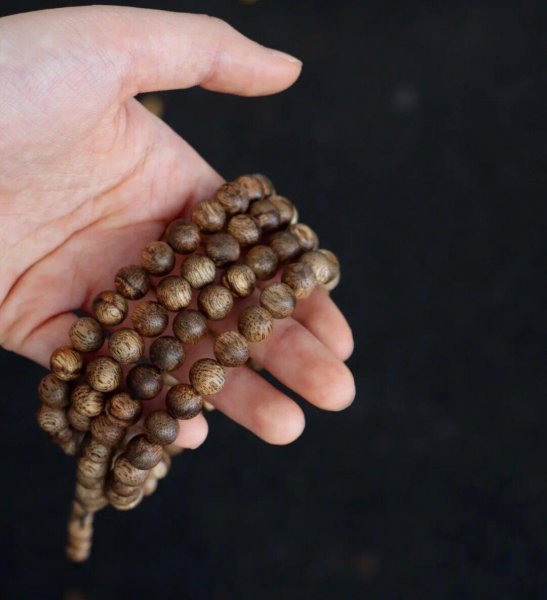 如何识别沉香木手串的好坏