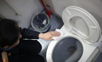 马桶冲水慢无力没漩涡下水慢怎么办 冲水无力很慢的原因