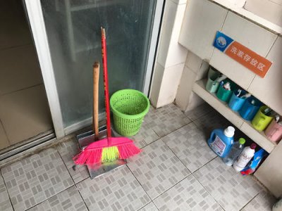家里扫把放哪里最好 室内什么地方位置不适合放扫把