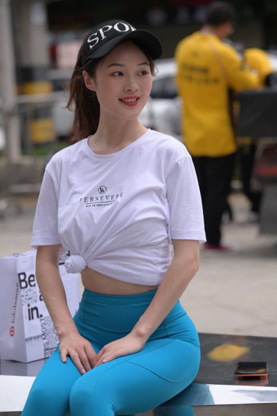 裤子配什么颜色的上衣图片