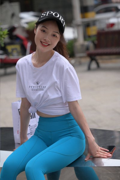 裤子配什么颜色的上衣图片