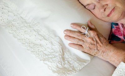 枕头发黄了怎样才能洗白 枕头发黄清洗的生活小妙招