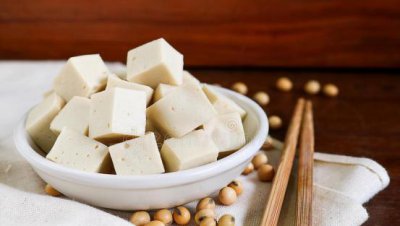 豆腐是怎么制作出来的 在家自制豆腐的详细做法与步骤