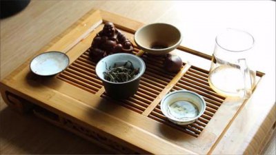 倒茶时用手指敲桌子是什么意思 别人倒茶用手指敲桌面讲究