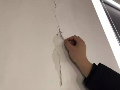 墙面潮湿起皮脱落怎么处理 老房墙皮脱落的原因是什么