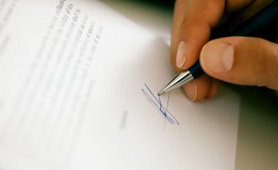 老人去世销户土地归谁 亲属如何继承去世老人的土地