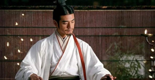 功盖三分国名成八阵图的古代人物是谁