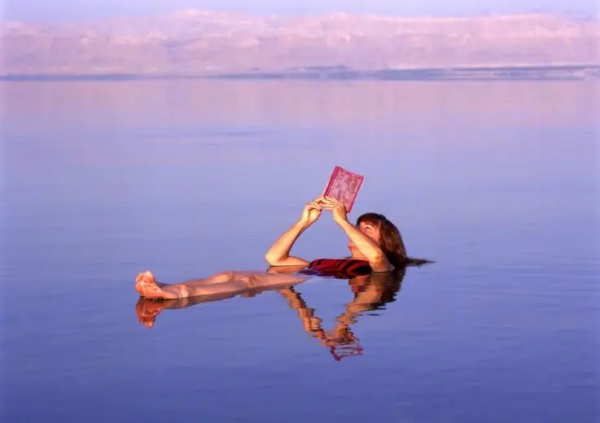 死海为什么能让人浮起来