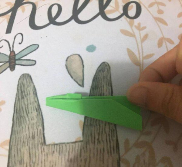 纸飞机怎么折飞得远飞得久