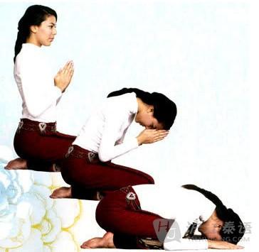 拜年手势抱拳应该哪只手在上