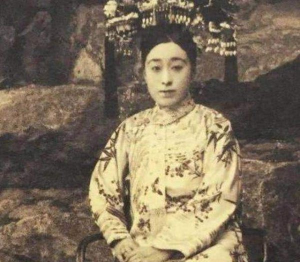 裕容龄腿怎么断的