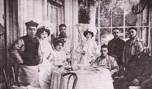 裕容龄腿怎么断的