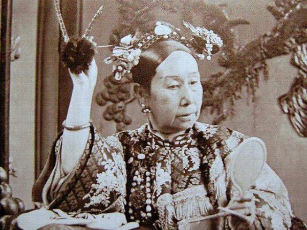 慈禧太后在光绪帝后一天去世