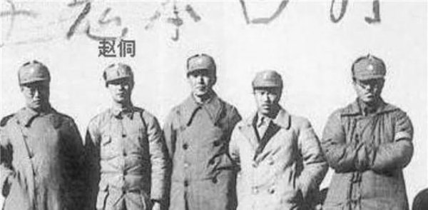 双枪老太婆的人物简介