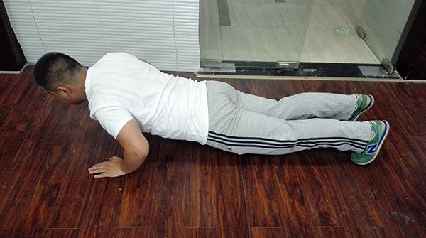 一天100个俯卧撑一个月后效果图