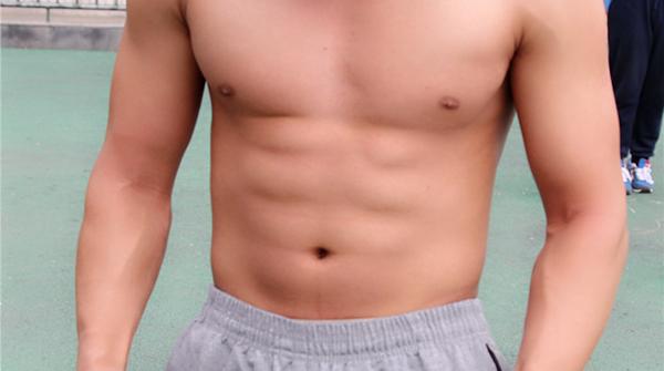 一天100个俯卧撑一个月后效果图