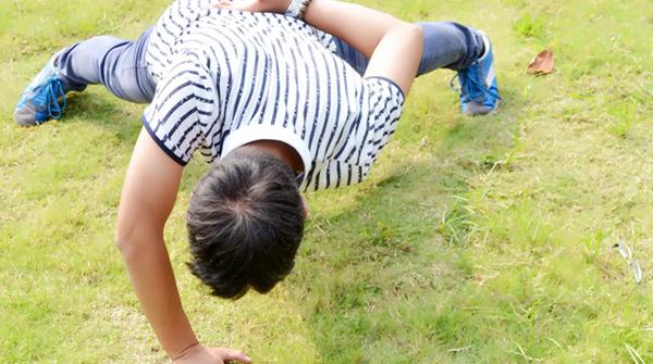 一天100个俯卧撑一个月后效果图