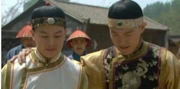 李卫为什么杀弘时保住弘历