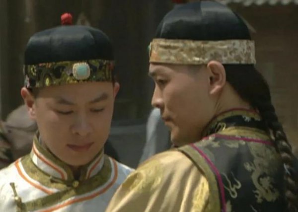 李卫为什么杀弘时保住弘历