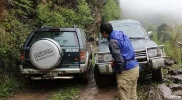 怎样判断车能否过狭窄路段