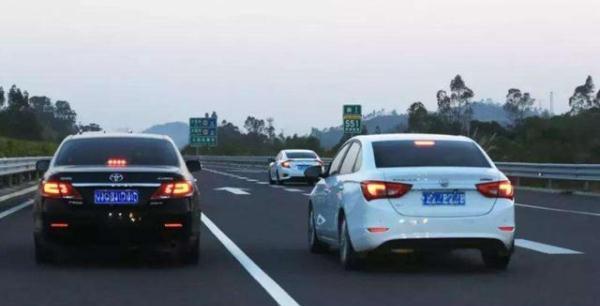 高速上前车突然急刹怎么办