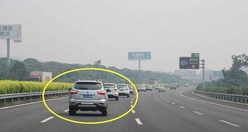 高速上前车突然急刹怎么办