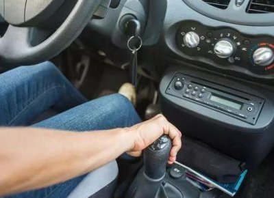 手动挡车遇到堵车怎么开不累 遇到拥堵跟车驾驶技巧