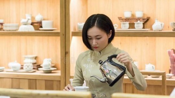 泡茶叶第一道水是不是要倒掉